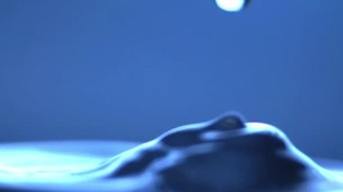 Yüksek hızlı kamera ile çekim su damlası.