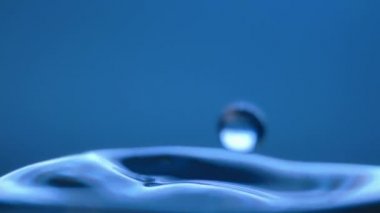 Yüksek hızlı kamera ile çekim su damlası.