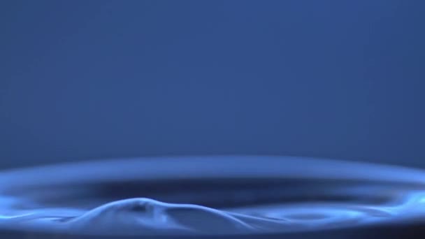 Kapka vody fotografování s vysokorychlostní kamerou.