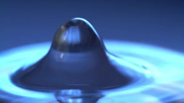 Σταγόνα Νερό Γυρίσματα Κάμερα Υψηλής Ταχύτητας — Αρχείο Βίντεο