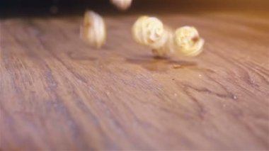 Otantik ahşap masa - süper ağır çekim vurdu düşen taze kabarık patlamış mısır