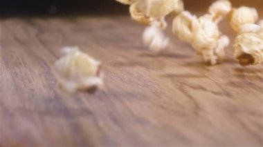 Otantik ahşap masa - süper ağır çekim vurdu düşen taze kabarık patlamış mısır