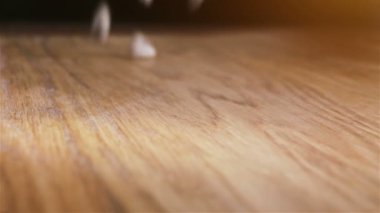 Bazı Ayçekirdeği ahşap masaya döküldü. Ağır çekimde kameraya doğru kayar.