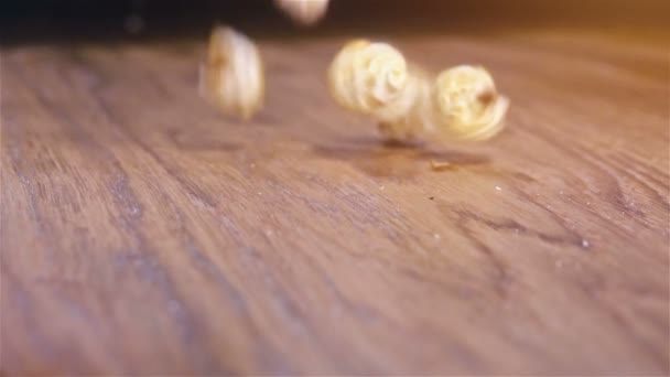 Frisches Flauschiges Popcorn Fällt Auf Authentischen Holztisch Super Zeitlupenaufnahme — Stockvideo