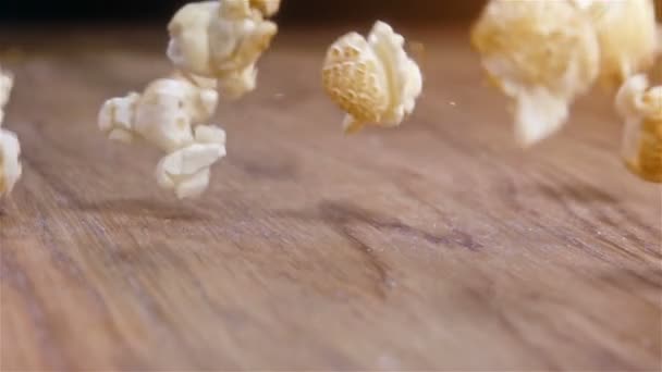 Verse Pluizig Popcorn Vallen Authentieke Houten Tafel Super Slow Motion — Stockvideo