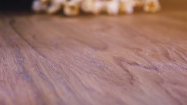 Popcorn moelleux frais tombant sur une table en bois authentique - plan super slow motion 