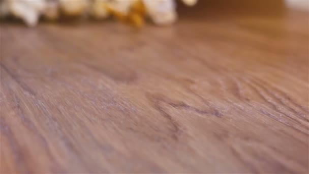 Popcorn moelleux frais tombant sur une table en bois authentique - plan super slow motion 
