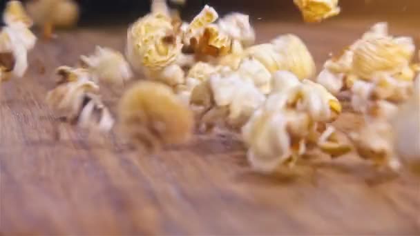 Frisches Flauschiges Popcorn Fällt Auf Authentischen Holztisch Super Zeitlupenaufnahme — Stockvideo