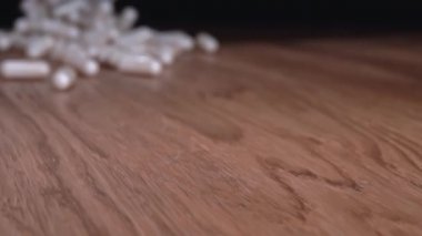 tıbbi hapları ve renkli kapsül otantik yavaş aşağı - düşen yakın çekim. Tıbbi kavram video 