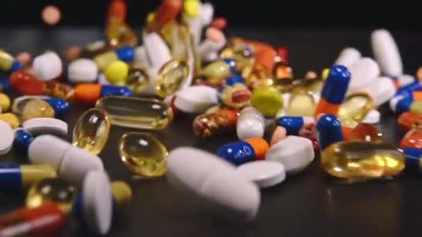 Медицинские Таблетки Цветные Капсулы Падают Вниз Подлинное Замедленное Движение Близко — стоковое видео