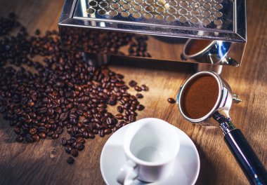 Klasik kahve makinesinden küçük beyaz fincan içine dökme espresso. Yakın çekim Shot.