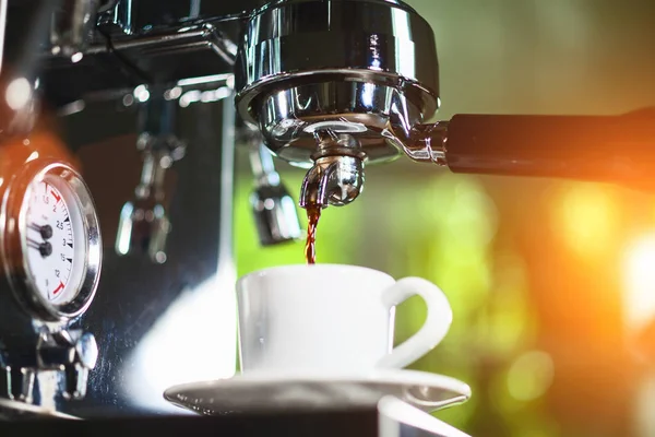 Klasik Kahve Makinesinden Küçük Beyaz Fincan Içine Dökme Espresso Yakın — Stok fotoğraf