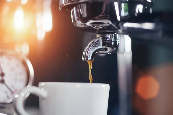 Espresso Versando Dalla Classica Macchina Caffè Tazzina Bianca Primo Piano — Foto Stock