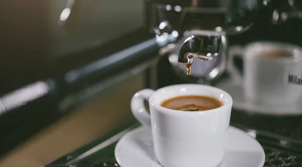 Espresso Versando Dalla Classica Macchina Caffè Tazzina Bianca Primo Piano — Foto Stock