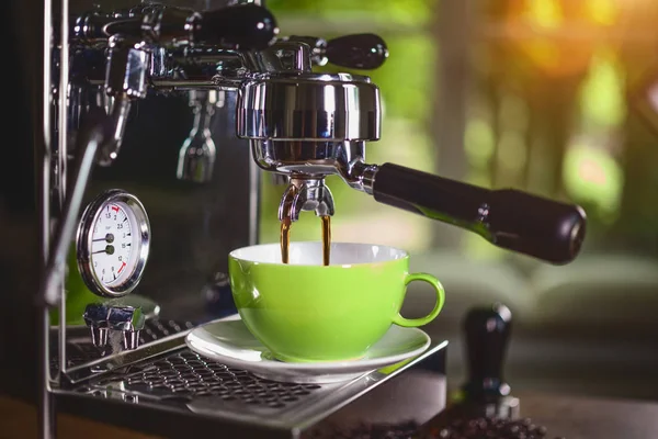 Klasik Kahve Makinesinden Küçük Beyaz Fincan Içine Dökme Espresso Yakın — Stok fotoğraf