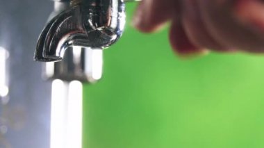 Klasik kahve makinesinden küçük beyaz fincan içine dökme espresso. Yakın çekim Shot.