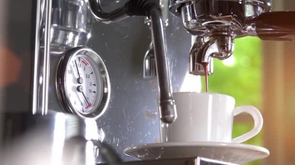 Espresso Gieten Van Klassieke Koffiemachine Klein Wit Kopje Close Shot — Stockvideo