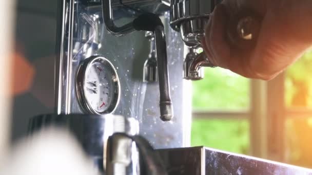 Hälla Från Klassisk Kaffebryggare Liten Vit Kopp Espresso Närbild Skott — Stockvideo