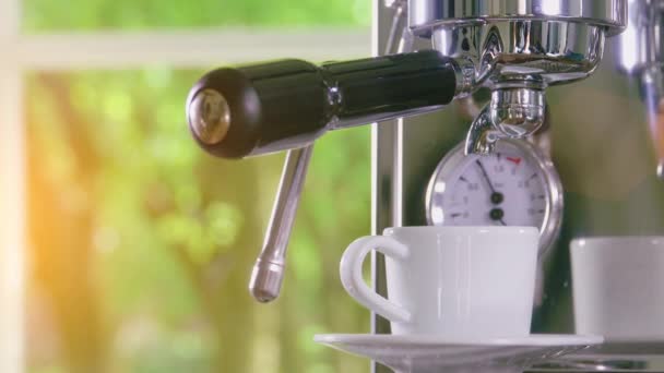 Espresso Ömlött Klasszikus Kávéfőző Kis Fehér Kupát Zár Megjelöl Szemcsésedik — Stock videók