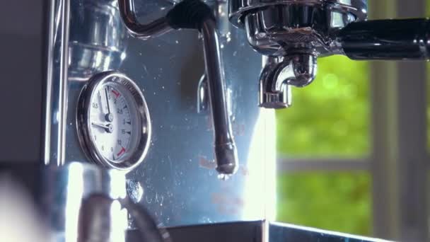 Espresso Gieten Van Klassieke Koffiemachine Klein Wit Kopje Close Shot — Stockvideo