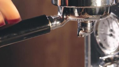 Klasik kahve makinesinden küçük beyaz fincan içine dökme espresso. Yakın çekim Shot.