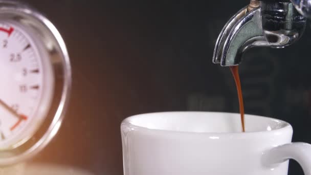Espresso Gieten Van Klassieke Koffiemachine Klein Wit Kopje Close Shot — Stockvideo