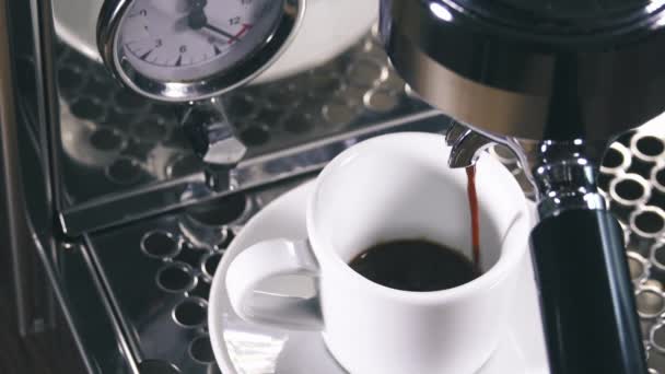 Espresso Que Vierte Máquina Café Clásica Una Pequeña Taza Blanca — Vídeo de stock