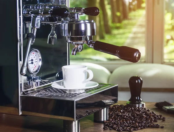 小さな白いカップに注いで古典的なコーヒー マシンからエスプレッソ クローズ アップ ショット — ストック写真
