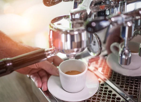 Espresso Che Fuoriesce Dalla Classica Macchina Caffè Una Piccola Tazza — Foto Stock