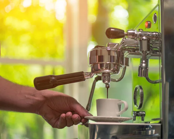 Espresso Que Vierte Máquina Café Clásica Una Pequeña Taza Blanca — Foto de Stock