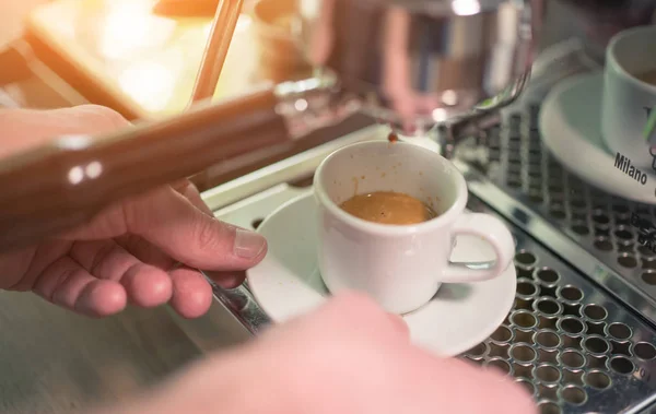 Espresso Que Vierte Máquina Café Clásica Una Pequeña Taza Blanca — Foto de Stock
