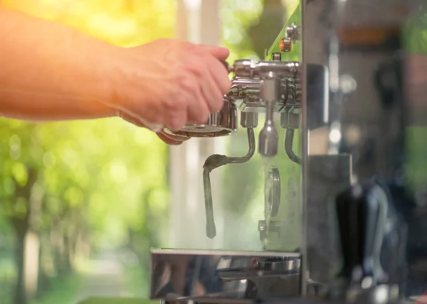 Espresso Versando Dalla Classica Macchina Caffè Tazzina Bianca Primo Piano — Foto Stock