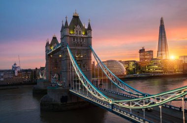 London Tower bridge adlı günbatımı güneşli yaz akşamı - parlayan güneşe karşı açık mavi gökyüzü vurdu