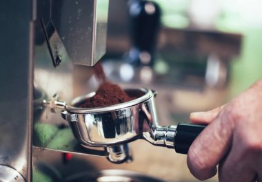 Barista kahve çekirdekleri değirmen dışarı kahve un ile filtre sahibi hazırlanıyor. Otantik Cafe arka plan.