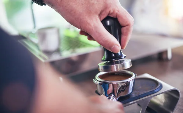 Farina Caffè Appena Pressata Nel Portafiltro Caffè Espresso Fresco — Foto Stock