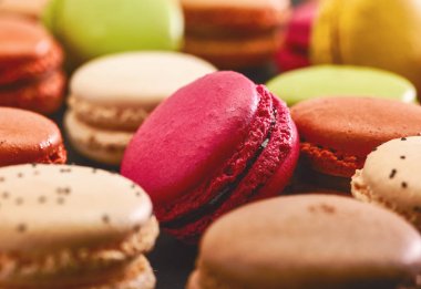 Macarons veya macaroons taze parlak renkli