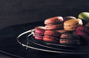Macarons veya macaroons taze parlak renkli
