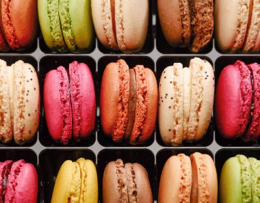 Macarons veya macaroons taze parlak renkli