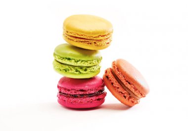 Taze parlak macarons renkli veya beyaz arka plan üzerinde izole macaroons