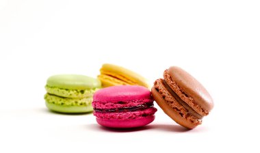 Taze parlak macarons renkli veya beyaz arka plan üzerinde izole macaroons