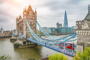 Bir yağmur yaz günü üzerinde London Tower bridge adlı gündoğumu 