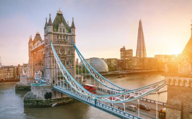 London Tower bridge adlı bir gün güneşli yaz - gündoğumu parlayan güneşe karşı açık mavi gökyüzü vurdu