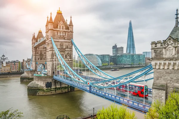 Bir yağmur yaz günü üzerinde London Tower bridge adlı gündoğumu 