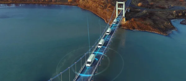 Otoyolda otonom elektirikli kamyonet.