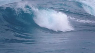 Fırtınalı bir günde okyanus kıyısına vuran büyük dalgalar - yavaş çekim