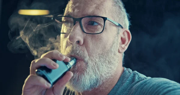 Mann, der einen umstrittenen Dampf raucht, ist ein Gesundheitsrisiko — Stockfoto