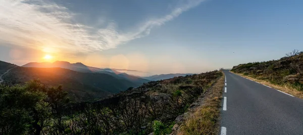 Empty long mountain road to the horizon on a sunny summer day at — Stock Photo, Image