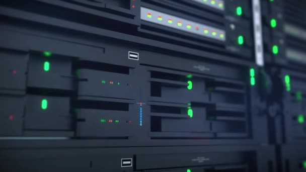 Langsame Kamerafahrt von Servereinheiten im Cloud-Service-Rechenzentrum, die flackernde Lichtindikatoren für massive Datenverbindungsbandbreite zeigt, Nahaufnahme.