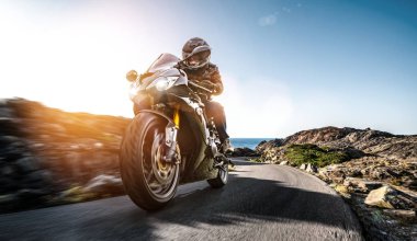 Sahil yolunda motosiklet sürerken. EMP sürerken eğleniyorum.