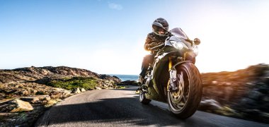 Sahil yolunda motosiklet sürerken. EMP sürerken eğleniyorum.